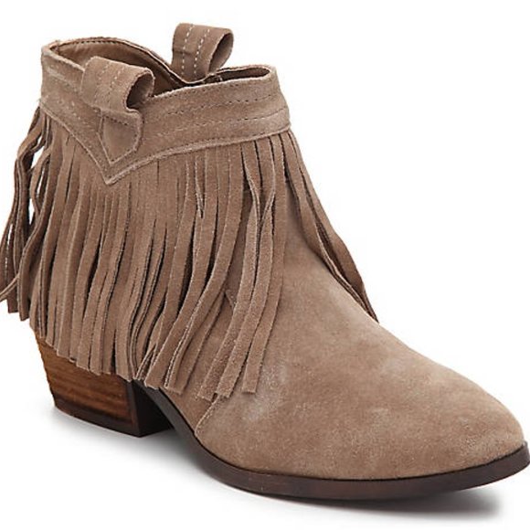 ONE GOOD SHOE...AND TWO...AND THREE..ETC., ETC, ETC! - Picture 9 of 16